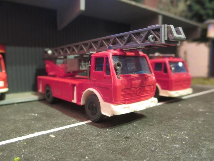 Mercedes Benz NG 1419 Metz DLK 23 12 Wiking ladderwagen, Hobby en Vrije tijd, Modelauto's | 1:87, Gebruikt, Bus of Vrachtwagen