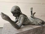 BRONZEN LIGGEND LEZEND MEISJE, OOK JONGENS RUIME KEUS KOOPJE, Ophalen of Verzenden, Zo goed als nieuw, Overige materialen, Mensenbeeld