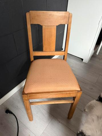 Antiek stoeltje beschikbaar voor biedingen