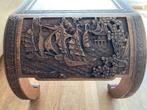 Antiek Indonesisch salontafeltje, reliëf zeilschepen, Ophalen, Minder dan 45 cm, Indonesisch, antiek, 55 tot 75 cm