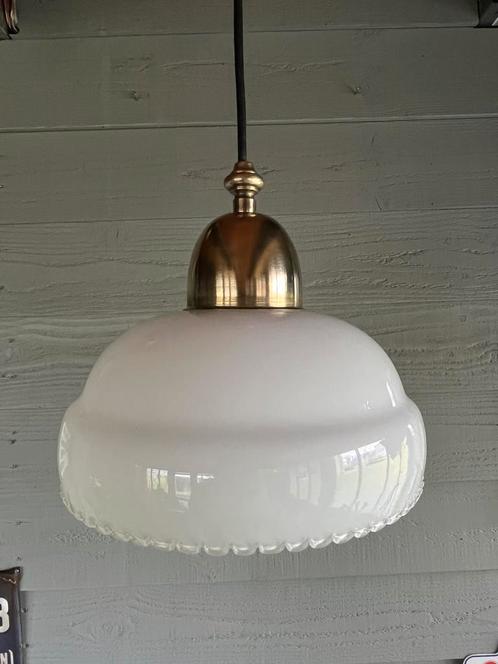Vintage messing hanglamp met opaal glas, Huis en Inrichting, Lampen | Hanglampen, Gebruikt, 75 cm of meer, Glas, Metaal, Ophalen of Verzenden