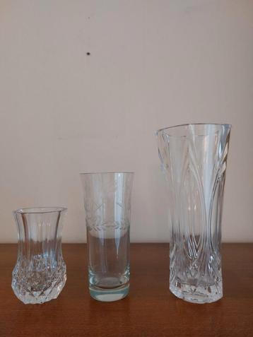 2 mooi bewerkte  kristallen vaasjes