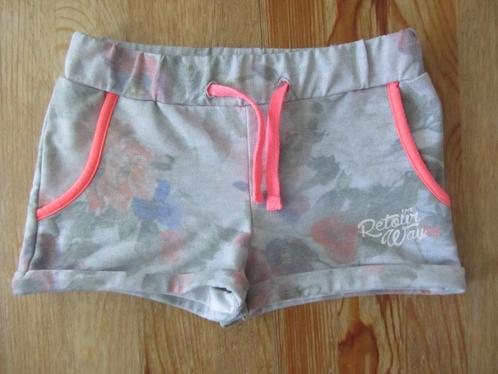 Kort grijs gebloemd broekje Retour maat 110, Kinderen en Baby's, Kinderkleding | Maat 110, Zo goed als nieuw, Meisje, Broek, Ophalen of Verzenden