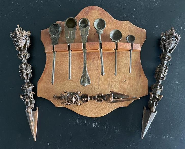 Hindoestaanse medicijn lepels en drie phurba’s., Antiek en Kunst, Antiek | Koper en Brons, Brons, Ophalen