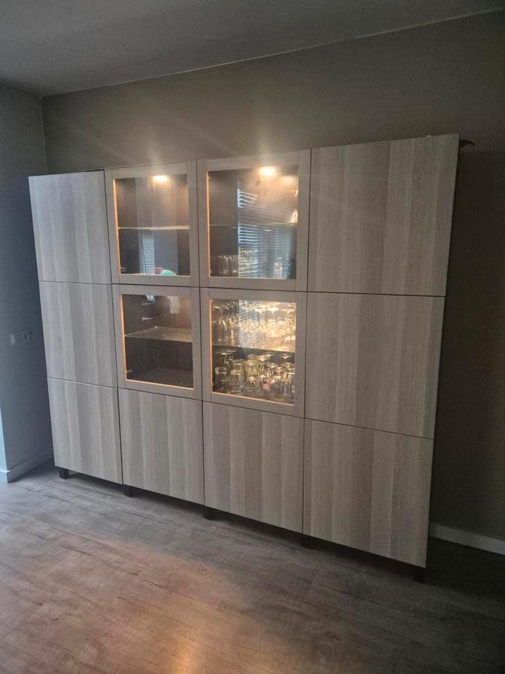 Grote wandkast met glazen deuren, Huis en Inrichting, Kasten | Boekenkasten, Zo goed als nieuw, 200 cm of meer, 200 cm of meer