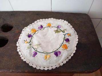 mooi vintage Frans borduurwerk brocante decoratie kleedje beschikbaar voor biedingen