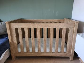Kinderkamer (bed, matras en commode) beschikbaar voor biedingen