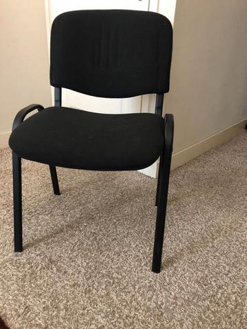 Stoelen stapelbaar beschikbaar voor biedingen