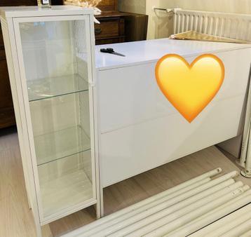 Witte balie/ toonbank beschikbaar voor biedingen