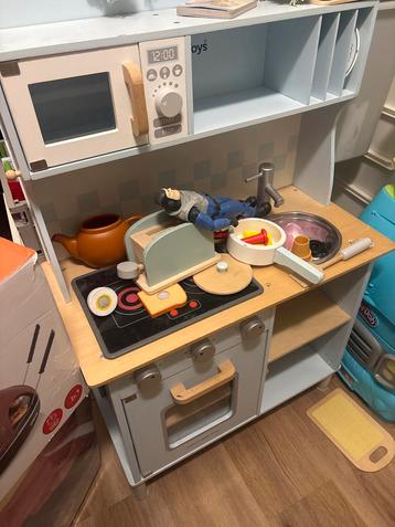 Speelkeuken met accessoires beschikbaar voor biedingen