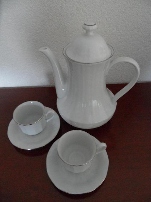 porseleinen koffiekan + 2x kop en schotel  - wit /zilver, Antiek en Kunst, Antiek | Servies los, Ophalen of Verzenden