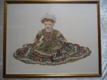 Hand geborduurd schilderij van een pop beschikbaar voor biedingen