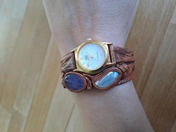 Dames horloge met natuurlijke producten en edelstenen. beschikbaar voor biedingen