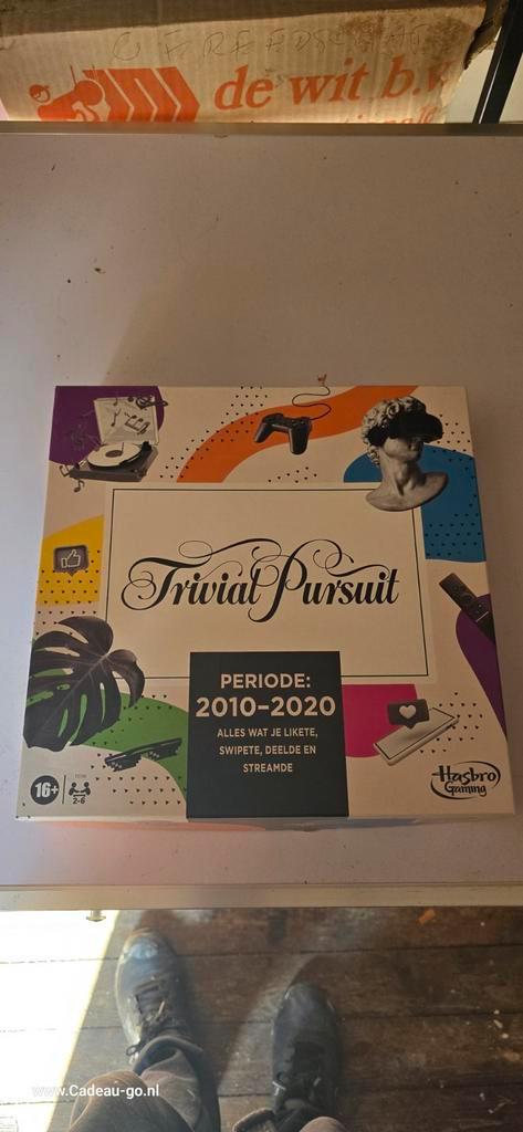 Trivial Pursuit – Editie 2010–2020 (NL) – Zo goed als nieuw, Hobby en Vrije tijd, Gezelschapsspellen | Bordspellen, Ophalen of Verzenden
