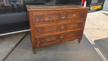 Vroeg antieke eikenhouten commode beschikbaar voor biedingen