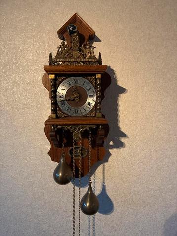 Antieke Wandklok met Gewichten beschikbaar voor biedingen