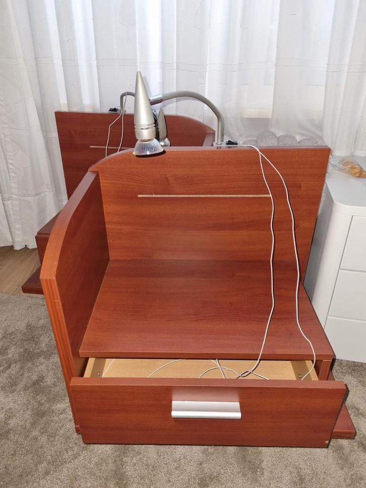 Nachtkastje met lamp GRATIS OPHALEN!, Huis en Inrichting, Slaapkamer | Nachtkastjes, Gebruikt, Hout, Ophalen