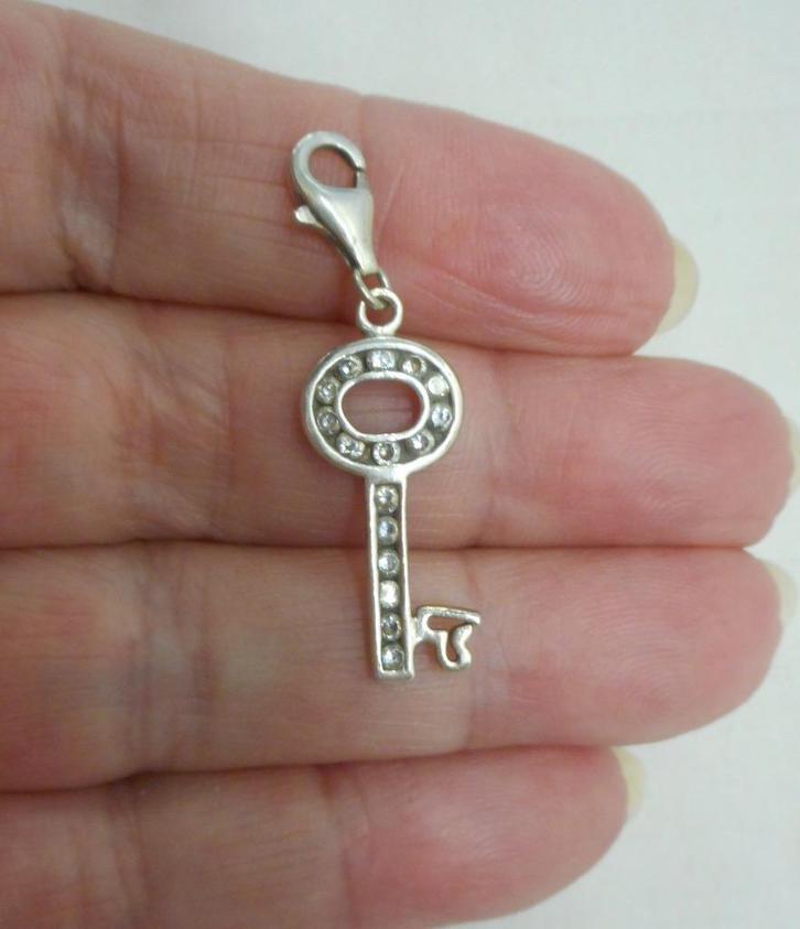 Zilveren Charm bedel sleutel met steentjes nr.941, Sieraden, Tassen en Uiterlijk, Bedels, Zo goed als nieuw, Overige merken, Zilver