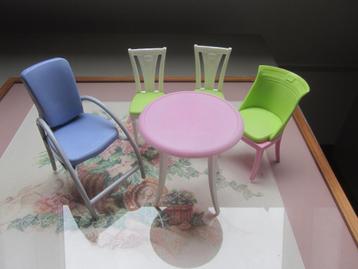 Barbie plastic poppenstoeltjes - tafel beschikbaar voor biedingen