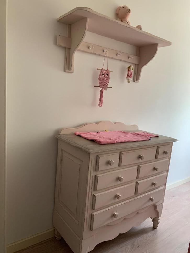 Brocante roze commode + plank/kapstok, Kinderen en Baby's, Kinderkamer | Commodes en Kasten, Gebruikt, Commode, 90 tot 105 cm