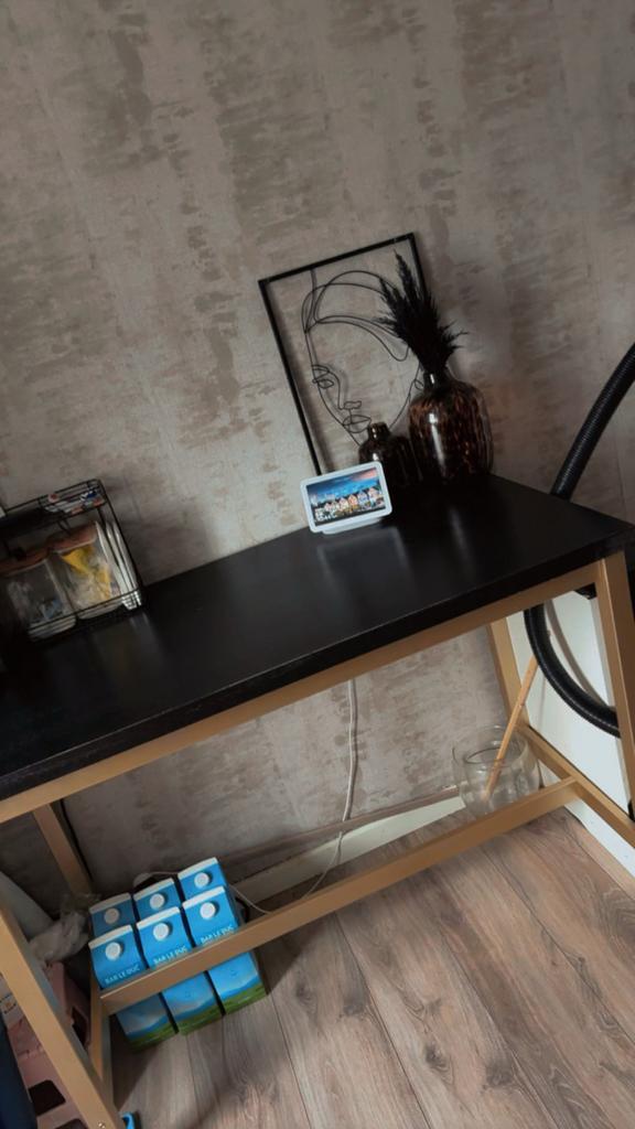 Als nieuw  IKEA UTBY bartafel - RVS frame (goud), zwart blad, Huis en Inrichting, Tafels | Eettafels, Zo goed als nieuw, 100 tot 150 cm