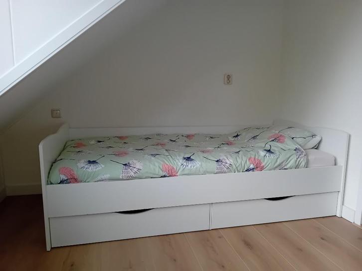 Mooi eenpersoons wit bed met twee grote onderlades, Huis en Inrichting, Slaapkamer | Bedden, Zo goed als nieuw, Eenpersoons, 90 cm