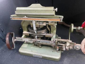 Oude Graphotype embossing machine Dog Tags naamplaatjes beschikbaar voor biedingen