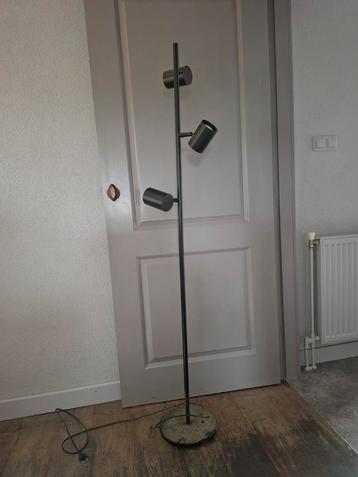 Nette vloerlamp van Ikea beschikbaar voor biedingen