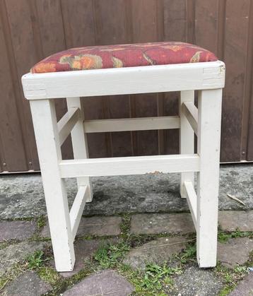 Brocante wit houten krukje met stoffen zitting beschikbaar voor biedingen