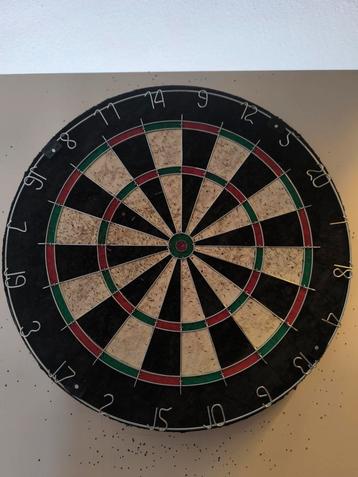 Dartbord met pijlen en flighttips beschikbaar voor biedingen