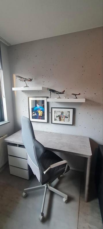 Bureau betonlook + bureaustoel/gamestoel beschikbaar voor biedingen