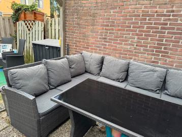 Grote Wicker Loungeset met Tafel beschikbaar voor biedingen