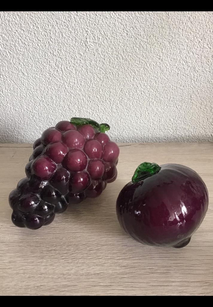 Glazen trosje rode druiven en een vijg van glas. Donker rood, Verzamelen, Beelden en Beeldjes, Zo goed als nieuw, Ophalen of Verzenden