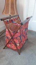 Beautiful vintage foldable magazine holder with a wooden fra, Ophalen, Gebruikt, Overige houtsoorten, 25 tot 50 cm