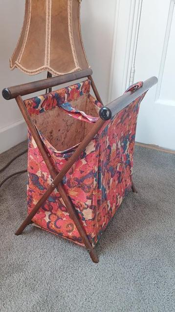 Beautiful vintage foldable magazine holder with a wooden fra beschikbaar voor biedingen