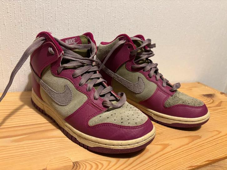 Nike Dunk High Dynamic Berry maat 37,5, Kleding | Heren, Schoenen, Gedragen, Sneakers of Gympen, Overige kleuren, Ophalen of Verzenden