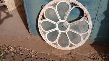 prachtig GOEDKOOP rond 70cm gietijzeren stalraam authentiek beschikbaar voor biedingen