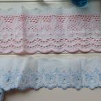 Broderie randen, blauw en rose geborduurd op wit, Ophalen of Verzenden