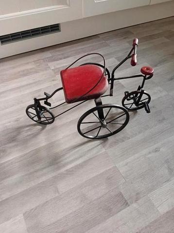 Te koop. Decoratie fiets, laurel en hardy  ontbreken.  beschikbaar voor biedingen