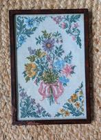 Vintage geborduurd schilderij met bloemen, Huis en Inrichting, Woonaccessoires | Schilderijen, Tekeningen en Foto's, Minder dan 50 cm