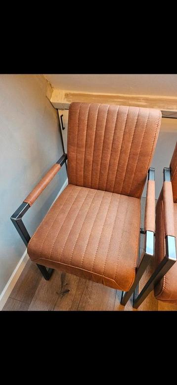 Eettafel stoelen beschikbaar voor biedingen