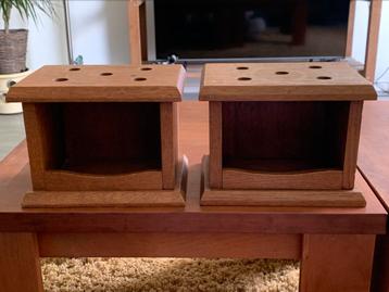 Brocante eiken stoofjes beschikbaar voor biedingen
