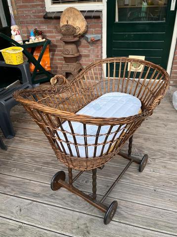 Vintage Wieg met Matras beschikbaar voor biedingen