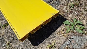 Kunststof planken (175x geel 100x grijs) beschikbaar voor biedingen