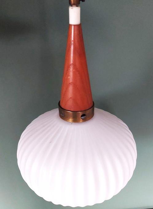 Vintage opaline - teak hanglamp | Louis Kalff '60, Huis en Inrichting, Lampen | Hanglampen, Gebruikt, Minder dan 50 cm, Glas, Hout