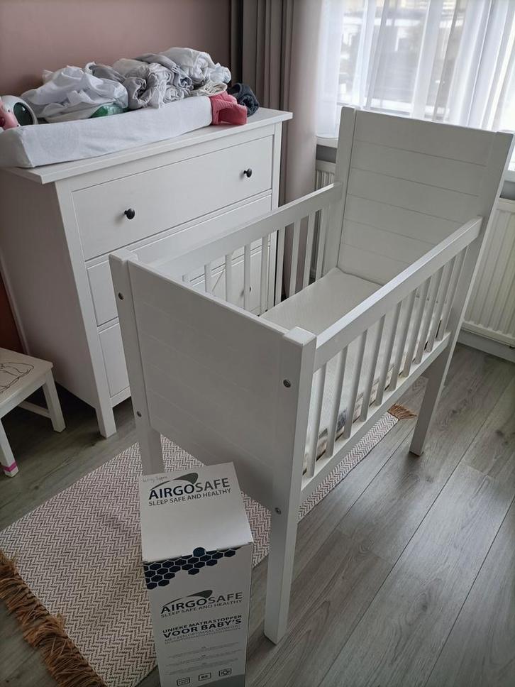 Ikea wieg incl. matras, AirgoSafe topper en beddengoed, Kinderen en Baby's, Babywiegjes en Ledikanten, Zo goed als nieuw, Wieg