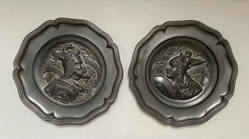 2x tinnen bord: Hagen von Tronje + Siegfried von Niederland beschikbaar voor biedingen