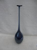 Twee Scandinavische "Longneck" vazen o.a. Kosta Boda, Antiek en Kunst, Antiek | Glas en Kristal, Ophalen of Verzenden