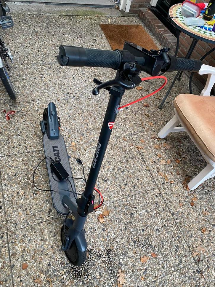 Ducati Pro - electrische step, Fietsen en Brommers, Steps, Zo goed als nieuw, Elektrische step (E-scooter), Ophalen of Verzenden