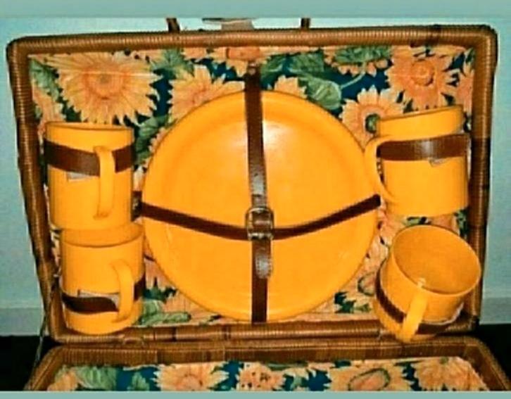 PICKNICKMAND,Kuikengeel,bestek,beker,Brocante,Riet,GEEL,mand, Hobby en Vrije tijd, Picknickmanden, Zo goed als nieuw, Ophalen of Verzenden